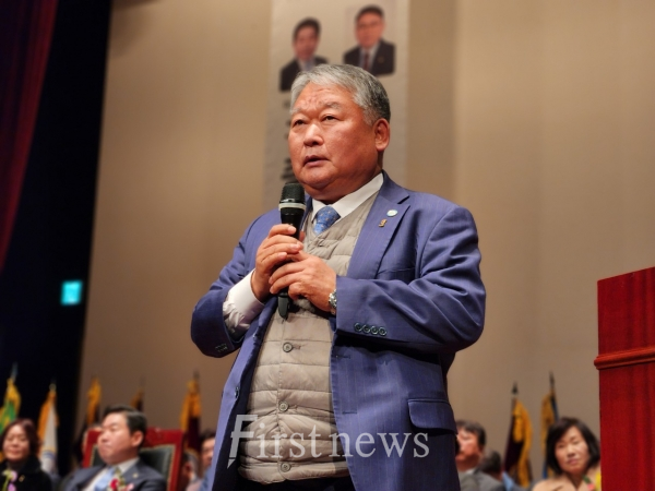 경기도호남향우회총연합회 김포중 총회장이 격려사을 하고 있다.