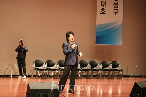 호남 대표 인기가수 박진도 '야간열차'을 열창하고 있다.