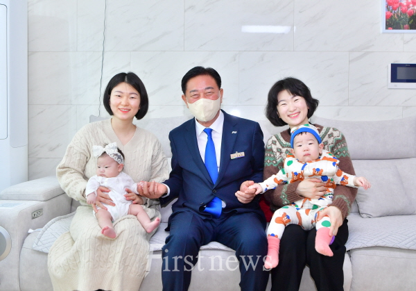 김한종 장성군수가 28일 지역 내 엄마, 아기 가정을 방문해 감사 인사