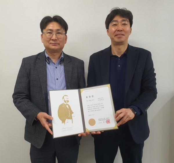 사진 :(좌로부터)영상서포터즈봉사회 이병수 부회장, 구본엽 봉사원
