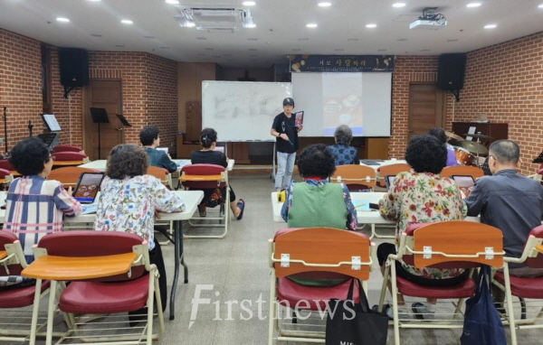 완도군, 교육부 주관 성인 문해 교육 사업 선정(사진은 디지털 접속 및 사용 교육)
