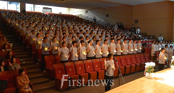 사진 설명: 을지대학교 간호대학 3학년 학생 186명은 나이팅게일 선서와 촛불의식을 통해 미래 간호사로서 책임과 의무를 다할 것을 다짐했다.
