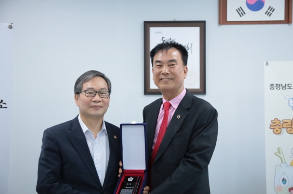 방한일 의원이 22일 대한행정사회로부터 감사패를 수상하고 있다.(사진=방한일 의원)