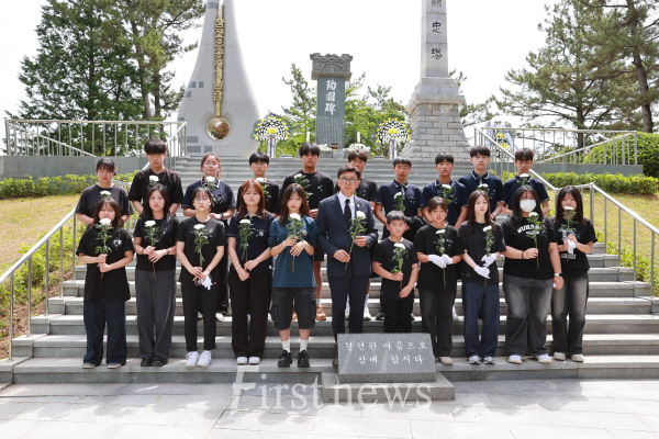김철우 군수와 관내 학생들이 참석하여 나라를 위해 희생한 분들의 넋을 기렸다