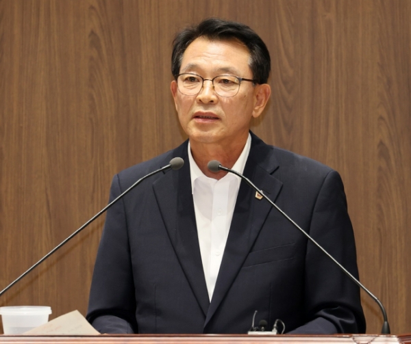 이해선 의원이 11일 열린 충남도의회 제359회 제2차 본회의 도정질문에서 충남도 항만 정책의 문제점을 지적하고 활성화 방안 마련을 요구하고 있다.(사진=충남도의회)