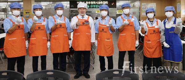 이정선 교육감, 빛고을노인건강타운서 ‘효사랑 배식 봉사