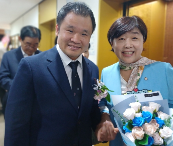 사진 : 의정부문 수상을 받은 서영교 더불어민주당 국회의원과 기념촬영