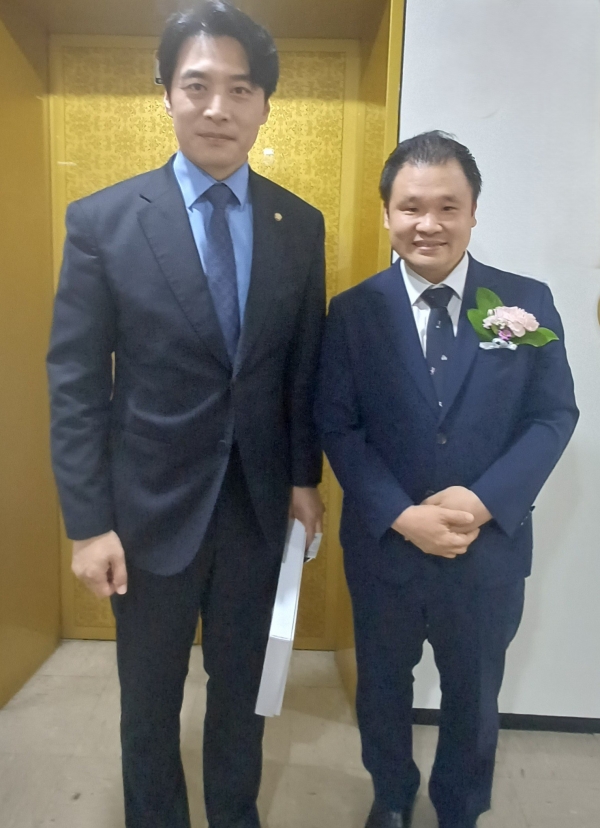 사진 : 의정부문 수상을 받은 한준호 더불어민주당 국회의원과 기념촬영