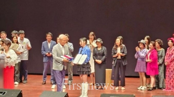 예선을 통과한 21명의 참가자들이 실력을 겨룬 이번 대회에서 '배 띄워라'를 열창한 김서영 학생이 영예의 대상을 수상했다.