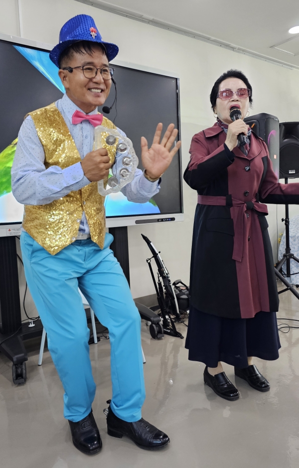 사진 : 영상서포터즈봉사회 김한신 봉사원이 즐겁게