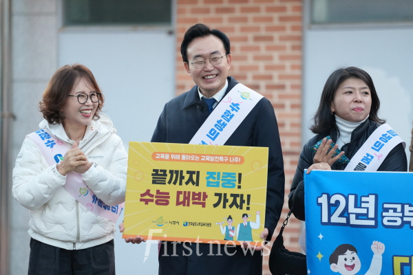 윤병태 시장(가운데)이 변정빈 나주교육지원청 교육장(왼쪽)과 함께 2026학년도 대학수학능력시험이 치러지는 시험장 앞에서 수험생들을 맞이하고 있다