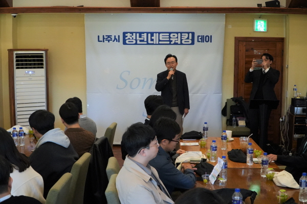 윤병태 시장이 청년 네트워킹 데이 행사에 참석해 인사말