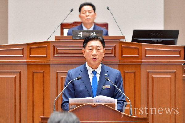 김한종 장성군수가 20일 열린 장성군의회 정례회에서 내년도 예산안에 대해 설명