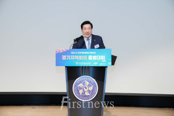 박연환 민주평통 경기부의장은 개회사에서 “평화와 번영의 한반도를 이루기 위해서는 경기도가 먼저 하나로 서야 한다”며 “31개 시·군 자문위원 모두가 지역 리더로서 도민 속으로 들어가 통일정책을 알리고 여론을 모아달라”고 당부했다.