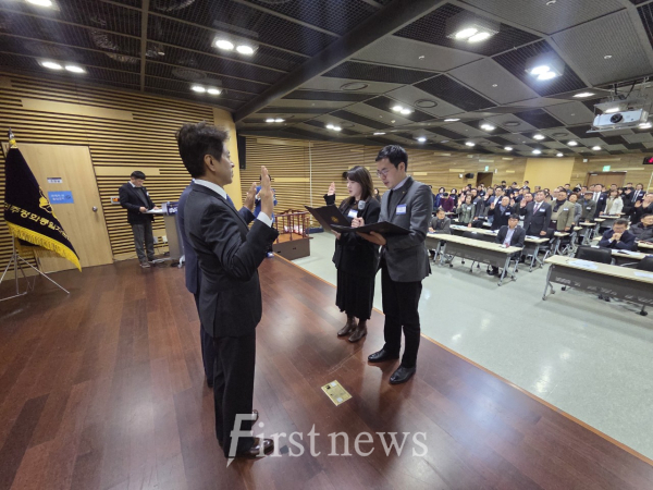 민주평화통일자문회의 성남시협의회 제22기 출범식 및 정기회의 청년 자문위원 선서 사진