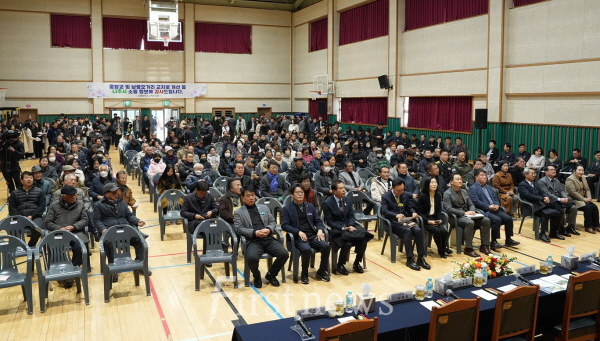 남평중학교 체육관에서 열린 주민과의 대화에 윤병태 시장을 비롯한 주요 공직자와 시의원, 주민 등 200여 명이 참석