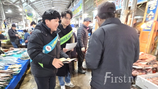 나주시는 설 연휴를 앞두고 전통시장을 찾는 시민을 대상으로 9일 목사고을시장에서 쓰레기 무단투기 근절 캠페인