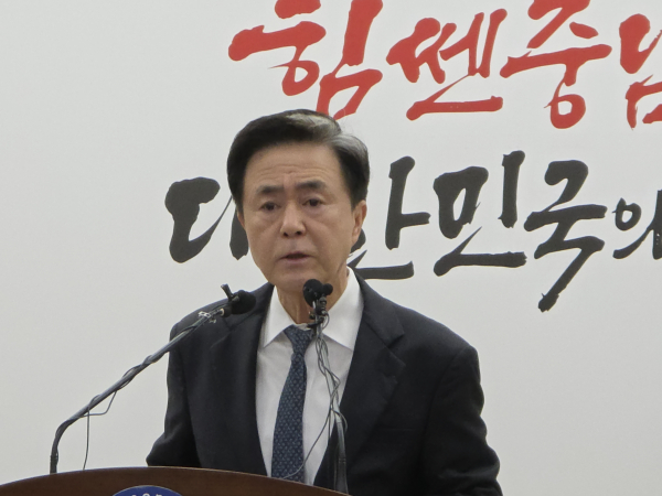 김태흠 지사가 12일 도청 프레스룸에서 긴급기자회견을 하고 있다.(사진=김기룡 기자)