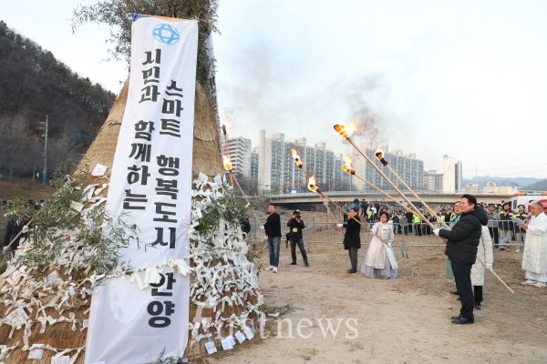안양시 지난 28일 오후 6시 박석교 밑 둔치에서 안양만안답교놀이 정월대보름 달맞이 축제 달집태우기 행사