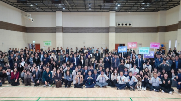 3일 청사 다목적실에서 열린 ‘정월대보름 맞이 어울림 한마당’ 단체 기념촬영 장면.(사진=충남교육청)
