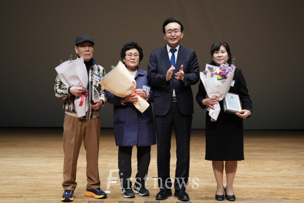 노인일자리 사업 유공자 3명이 표창을 받고 기념(사진 가운데  윤병태 나주시장)