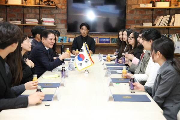 안양시가 16일 오후 2시 시청 3층 접견실에서 가든그로브시 청소년 민박연수단 간담회