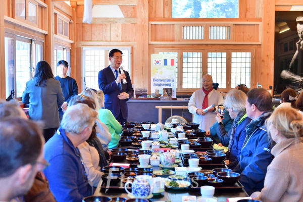 환영 인사 중인 김한종 군수. 장성군