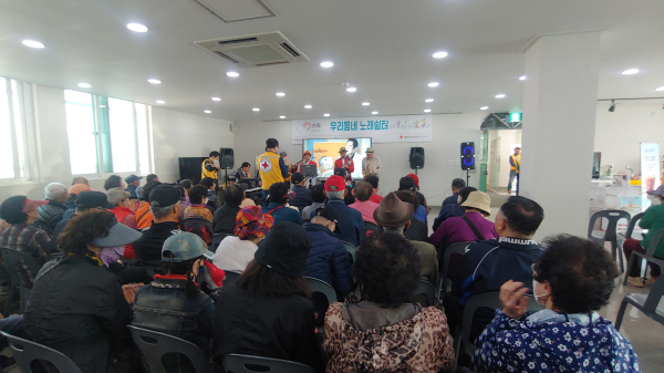사진 : 어르신들께 즐거움을 주고 있는 봉사원들(음악봉사 단장 김한신, 정남섭, 이건신, 임창호)
