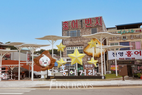 축제 기간 홍어의 거리 상가를 방문하면 할인된 가격에 숙성 홍어를 맛볼 수 있다