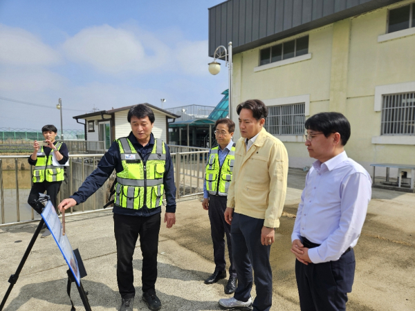 13일 부여군 규암면 라복지구 배수 개선 사업 현장 점검 장면.[사진=충남도]