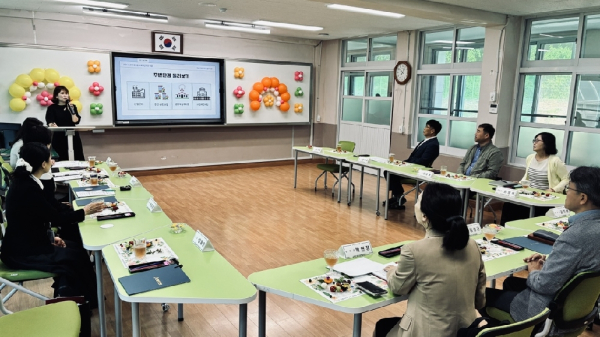 13일 충남교육청 및 교육부 관계자가 서산 대산초병설유치원에 방문하여 '한울타리유치원' 운영 기관 현장을 확인하고 있는 장면.[사진=충남교육청]
