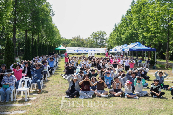 제8회 평화사랑 그림그리기 국제대회’에 참가자들이 단체 기념