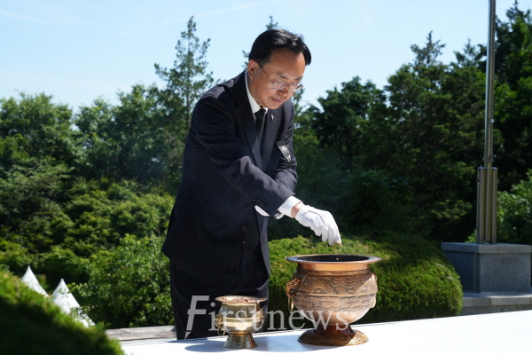제71회 현충일 추념식에서 윤병태 나주시장이 현충탑에 헌화·분향