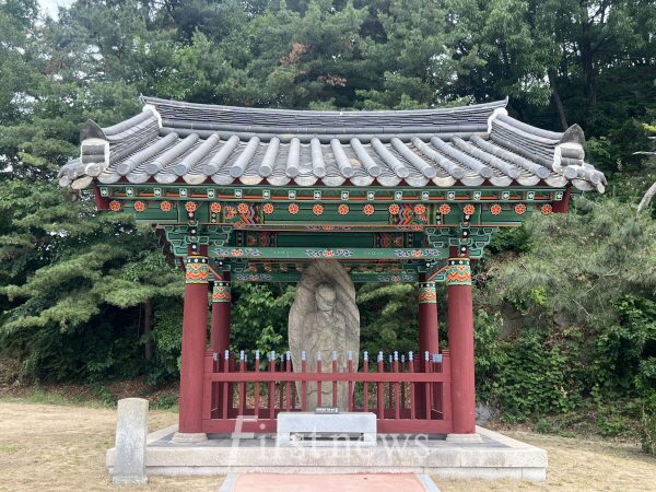 영주시는 서천 둑방 아래 자리해 있던 ‘영주동 석조여래입상’을 가흥동 부지로 이전